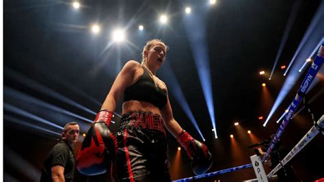 boxer that flashed crowd|Kingpyn Boxing results: Daniella Hemsley flashes audience after。